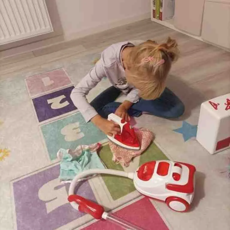 Set Electrocasnice pentru Copii cu Aspirator, Mașină de Spălat, Fier de Călcat și Umerașe - MAXY
