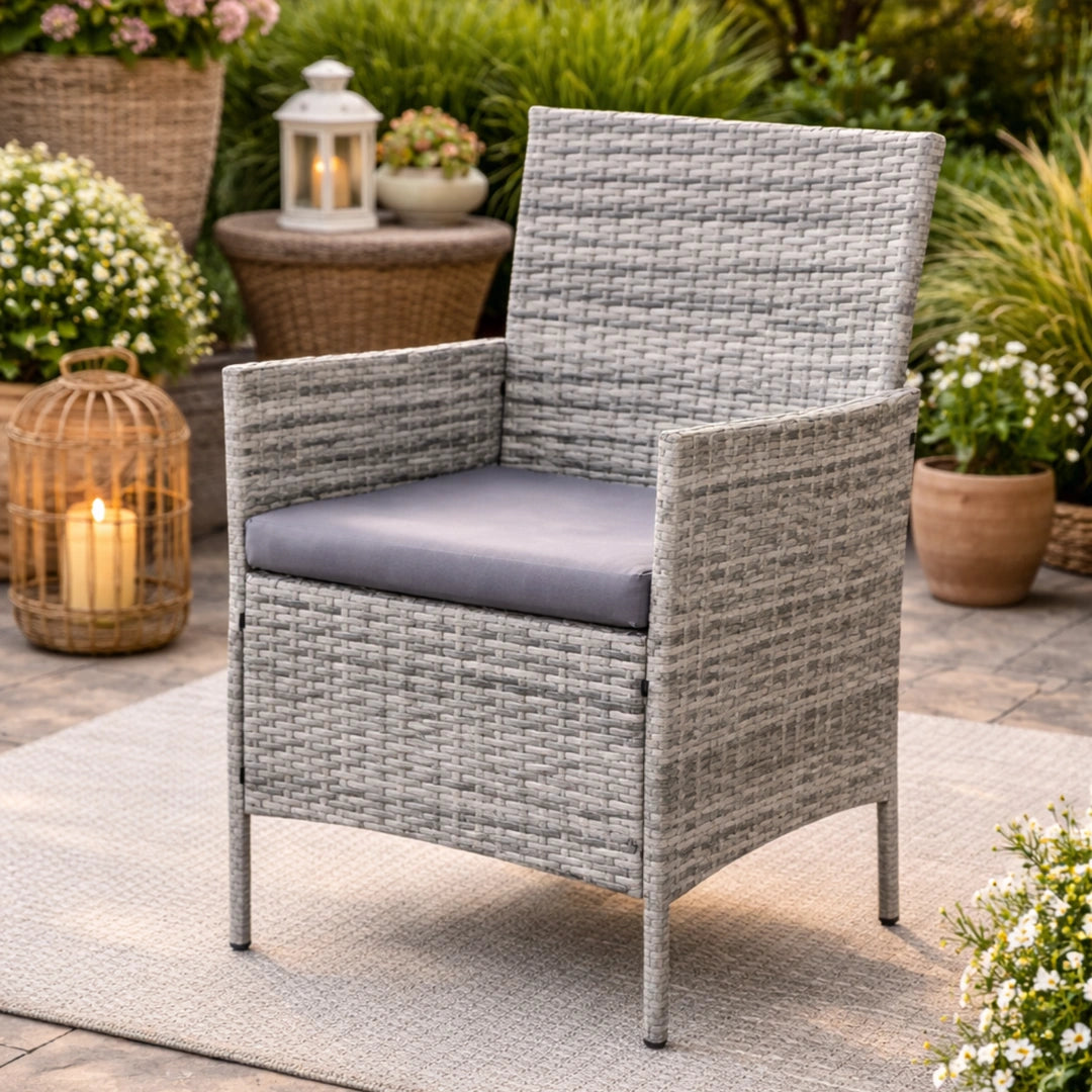 Set Mobilier Grădină Premium – Masă, Canapea și 2 Fotolii | Bej Închis cu Perne Gri - MAXY